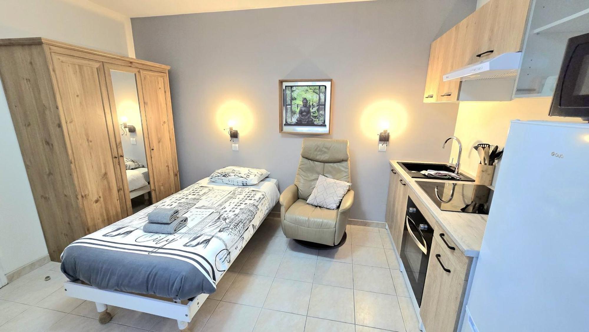 Residences Les Sansonnets "Appartements & Studios" Jonzac Exteriör bild